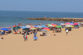 Contratación de 3.000 auxiliares de playa en Andalucía, por 1.900 €/mes